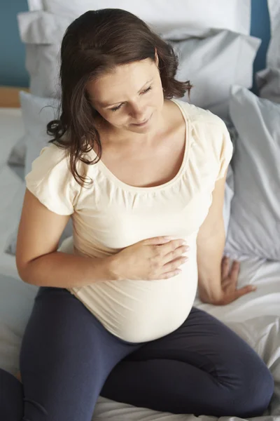 Mujer en el último mes de su embarazo — Foto de Stock