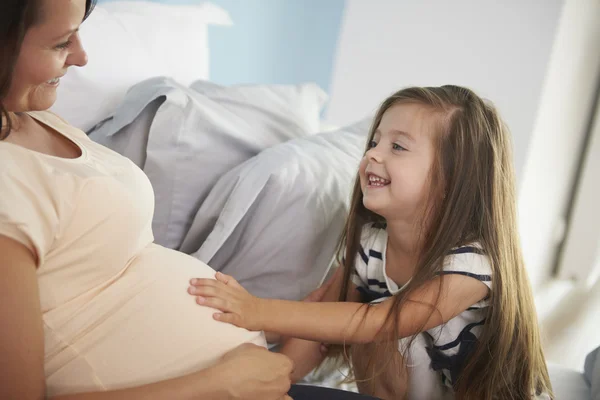 Niña con su madre embarazada — Foto de Stock
