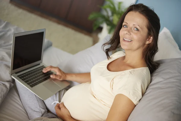 Pregnant woman using digital device — Stock Photo, Image