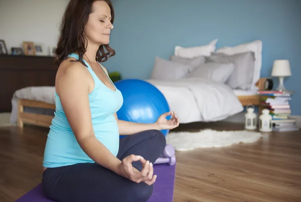 Schwangere machen Yoga — Stockfoto