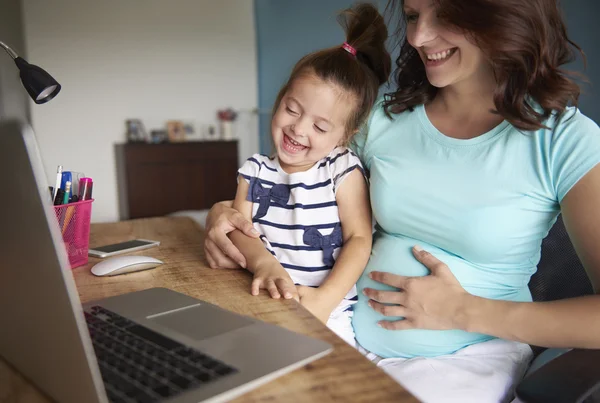 Mor och dotter umgås — Stockfoto