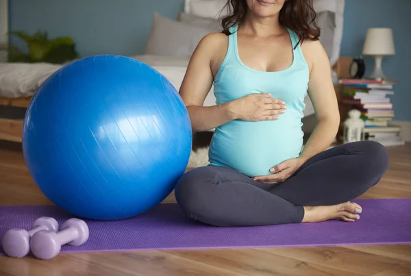 Femeie gravidă face unele yoga — Fotografie, imagine de stoc