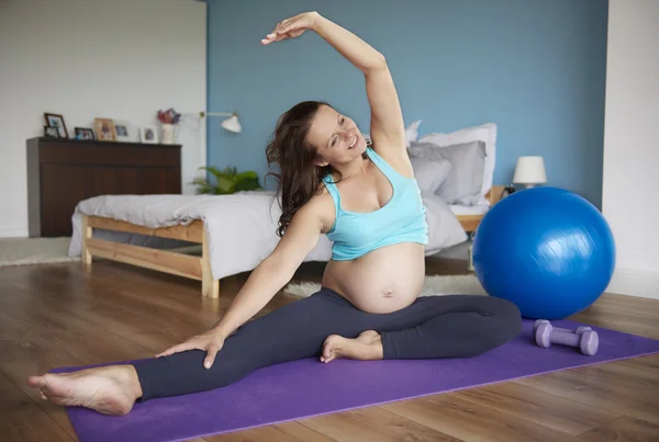 Femme enceinte faire un peu de yoga — Photo