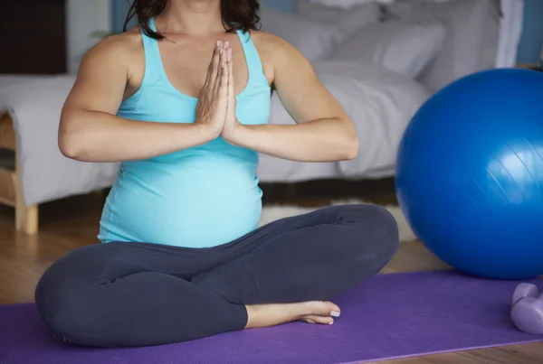 Pregnant woman do some yoga — ストック写真