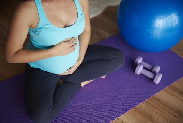 Zwangere vrouw doen wat yoga — Stockfoto