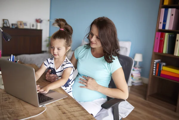 Madre e hija pasando tiempo juntas — Foto de Stock