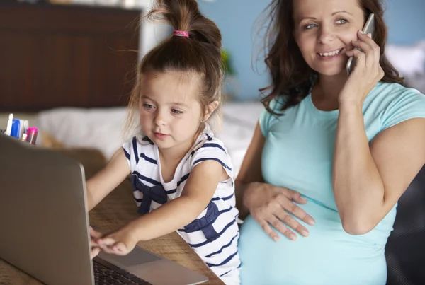 Mutter und Tochter verbringen Zeit miteinander — Stockfoto