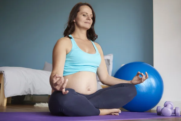Mulher grávida fazer algum ioga — Fotografia de Stock