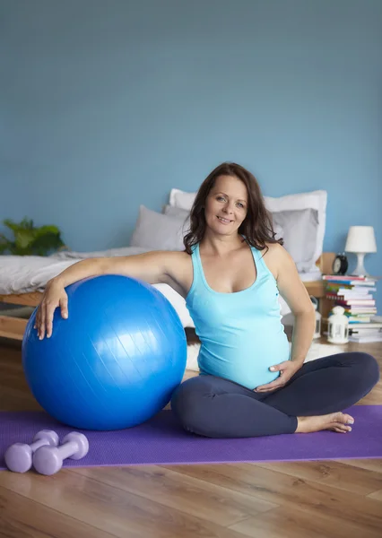 Zwangere vrouw doen wat yoga — Stockfoto