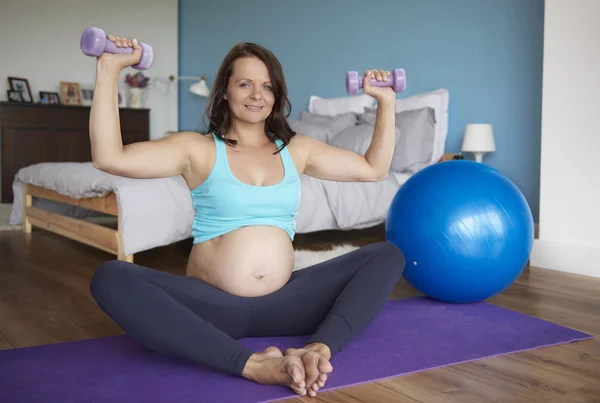 Femme enceinte faire un peu de yoga — Photo