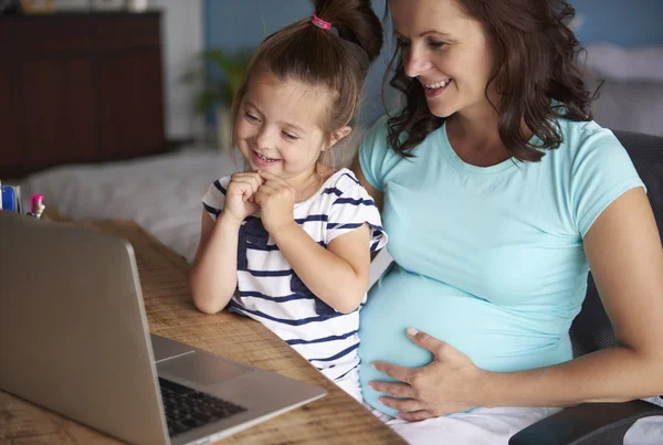 Moeder en dochter die samen tijd doorbrengen — Stockfoto