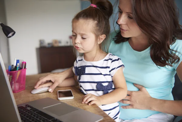 Madre e hija pasando tiempo juntas —  Fotos de Stock