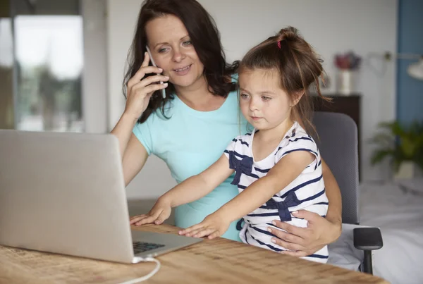 Mutter und Tochter verbringen Zeit miteinander — Stockfoto