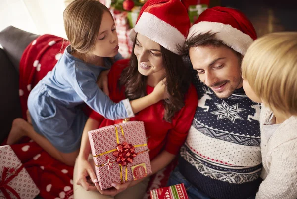 Mother father son and daughter at home — Φωτογραφία Αρχείου