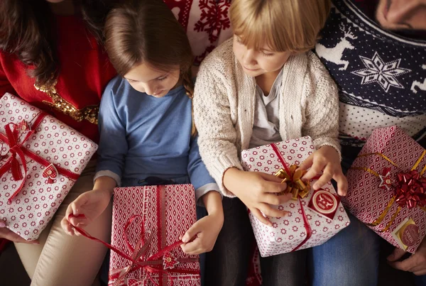 Little kids are ready for opening Christmas presents — Φωτογραφία Αρχείου