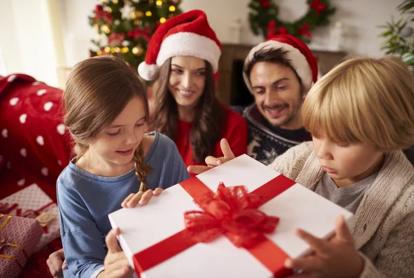 Mother father son and daughter at home — Φωτογραφία Αρχείου