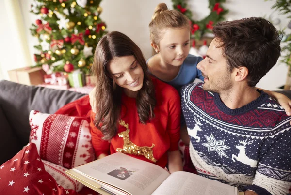Kutlama Noel birlikte evde aile — Stok fotoğraf