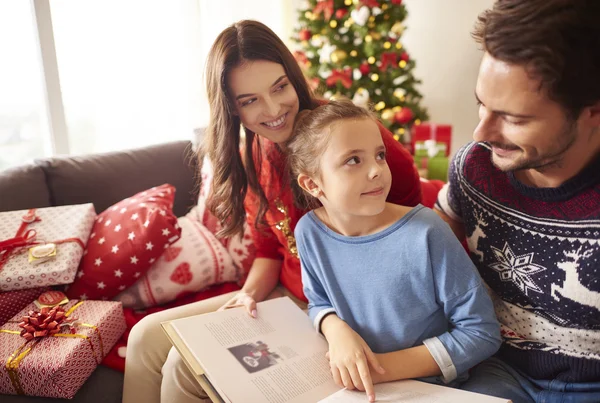 Famille célébrant Noël ensemble à la maison — Photo