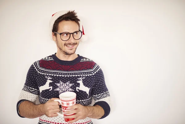 Man met warme chocolademelk — Stockfoto