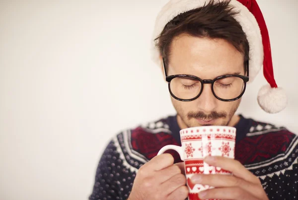 Man with santa hat drinking hot chocolade — Stock Photo, Image