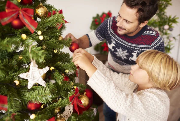 Decorating Christmas tree with daddy — ストック写真