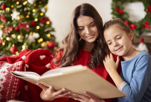 Moeder en haar dochter lezen van een boek — Stockfoto