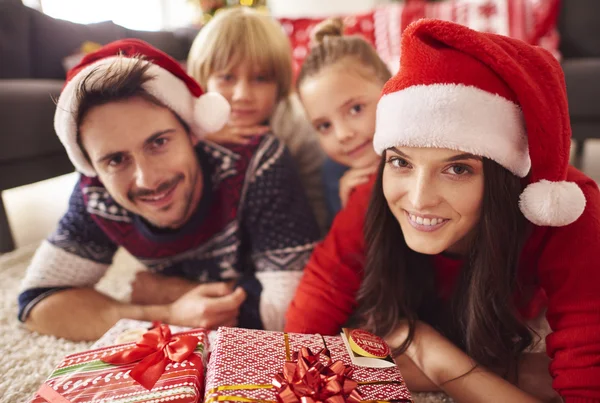 Mother father son and daughter at home — Stock fotografie