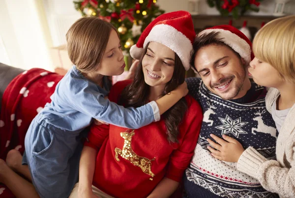 Mother father son and daughter at home — Stock fotografie