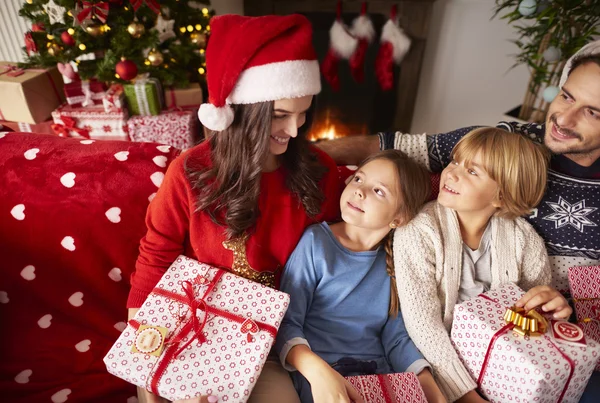 Mother father son and daughter at home — Stock fotografie