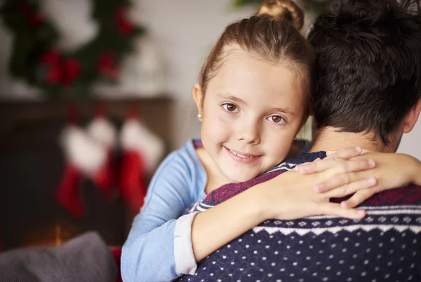 Kleines Mädchen verbringt Weihnachten mit Papa — Stockfoto