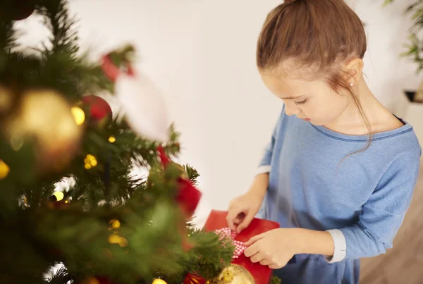 Petite fille avec cadeau — Photo