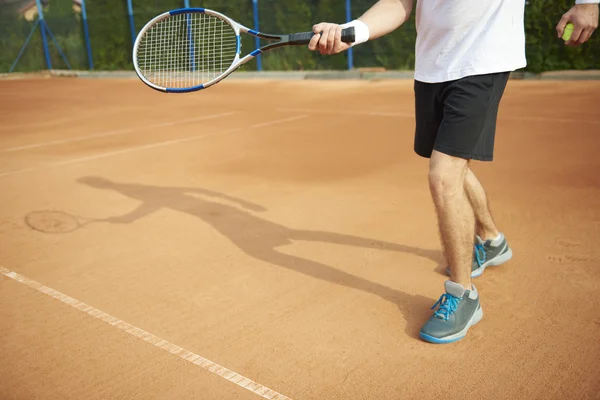 Теннисист на корте — стоковое фото