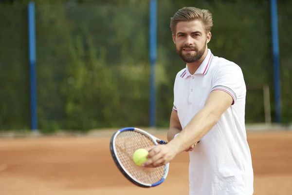 Uomo che gioca a tennis nella giornata di sole — Foto Stock