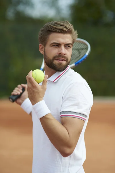 Man spelar tennis på soliga dag — Stockfoto