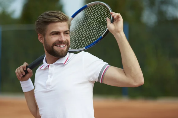 Hombre jugando tenis en día soleado —  Fotos de Stock