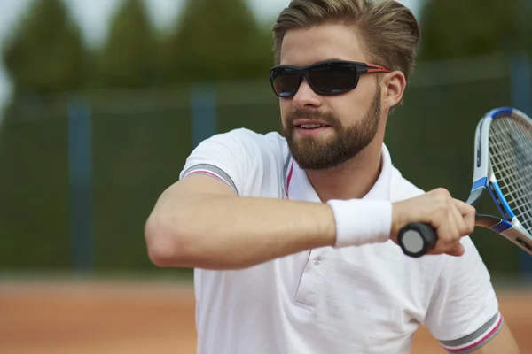 Uomo che gioca a tennis nella giornata di sole — Foto Stock