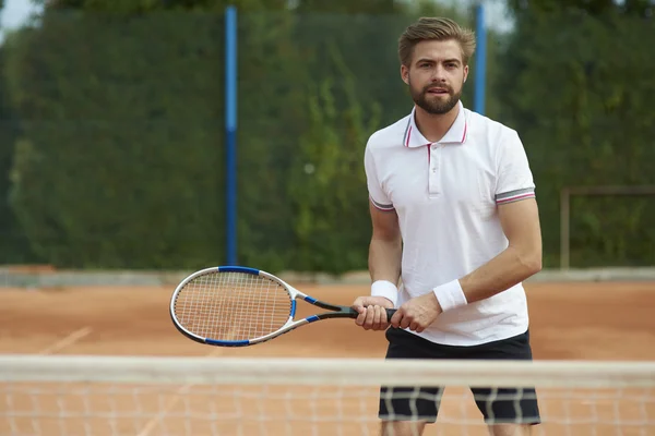 Man spelar tennis på soliga dag — Stockfoto