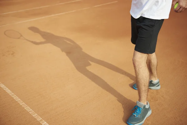 Теннисист на корте — стоковое фото