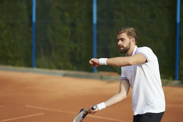 Hombre jugando tenis en día soleado — Foto de Stock