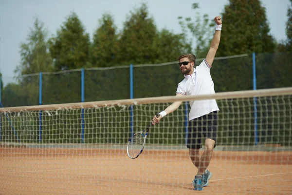 Joven hombre jugando tenis — Foto de Stock