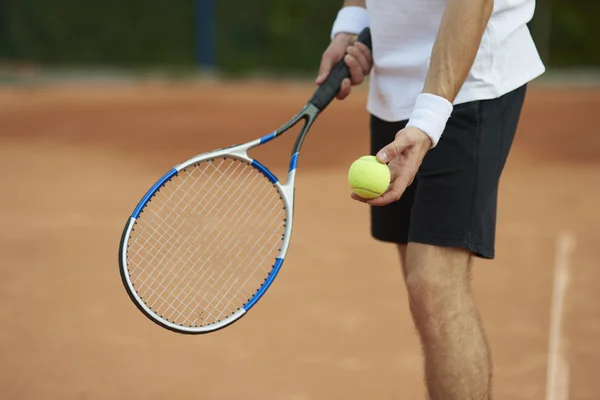 Jugador de tenis en la pista — Foto de Stock