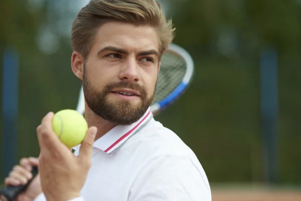 Junger Mann spielt Tennis — Stockfoto