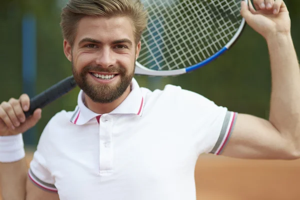 Hombre jugando tenis en día soleado — Foto de Stock