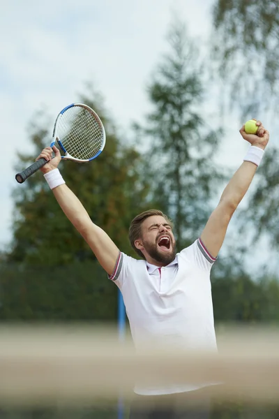 Junger Mann spielt Tennis — Stockfoto