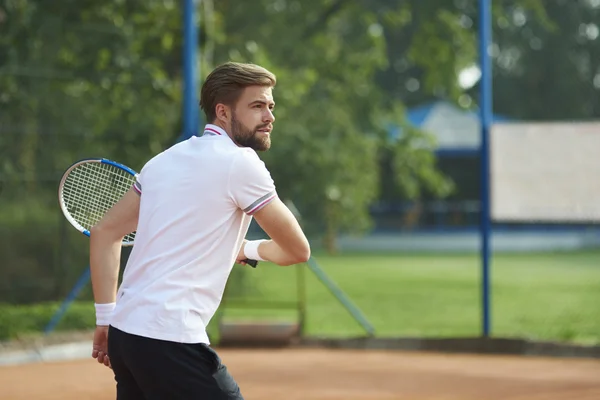 年轻人打网球 — 图库照片