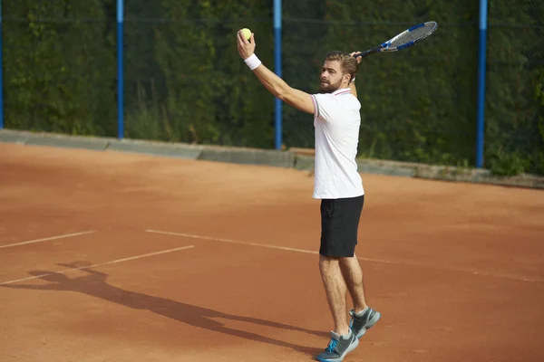Jeune homme jouant au tennis — Photo