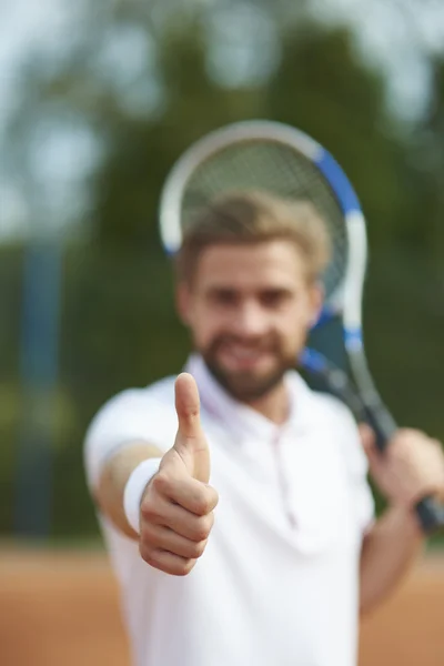 Joven hombre jugando tenis — Foto de Stock