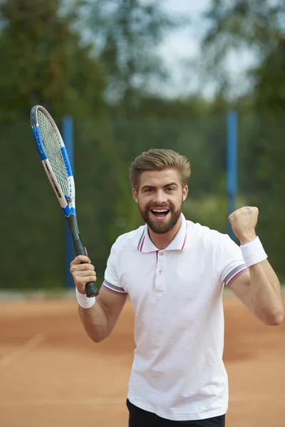 Ung man spelar tennis — Stockfoto