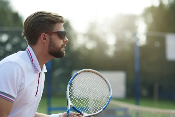 Giovane uomo che gioca a tennis — Foto Stock
