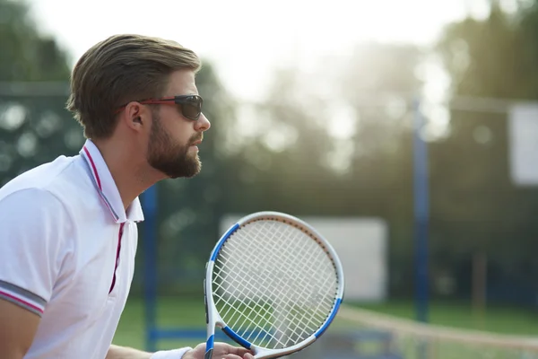 Joven hombre jugando tenis — Foto de Stock